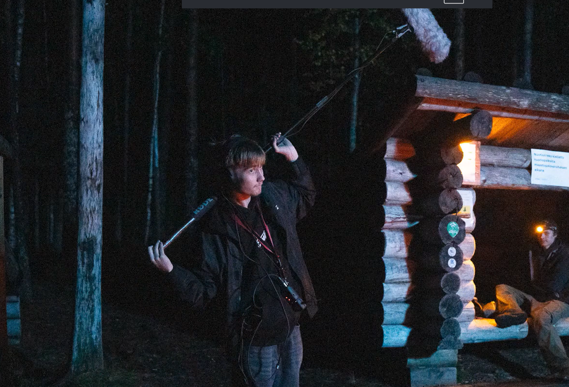 Lyhytelokuvassa äänittämässä